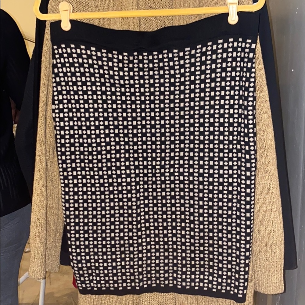 Mid length Max Studio skirt. Large